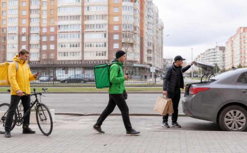 Пешком, на велосипеде или на машине: какой курьер выгоднее в Красноярске